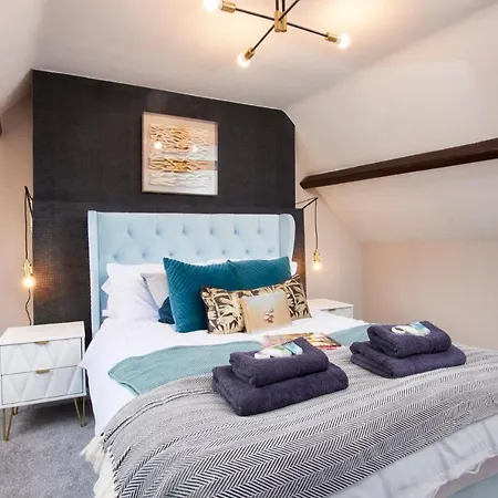 The Exquisite Gems Of Central Whitby - The Only Garden Terrace - 2 Apartments Apartment *