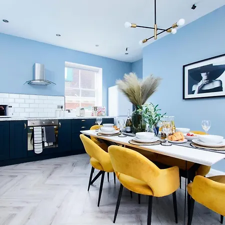 The Exquisite Gems Of Central Whitby - The Only Garden Terrace - 2 Apartments *