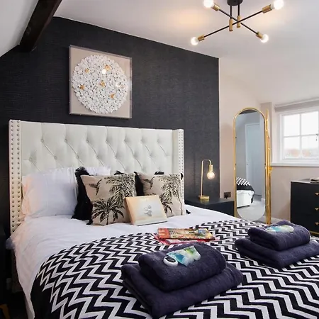 The Exquisite Gems Of Central Whitby - The Only Garden Terrace - 2 Apartments Apartment