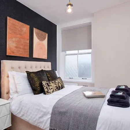 Apartment The Exquisite Gems Of Central Whitby - The Only Garden Terrace - 2 Apartments