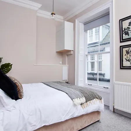 The Exquisite Gems Of Central Whitby - The Only Garden Terrace - 2 Apartments *