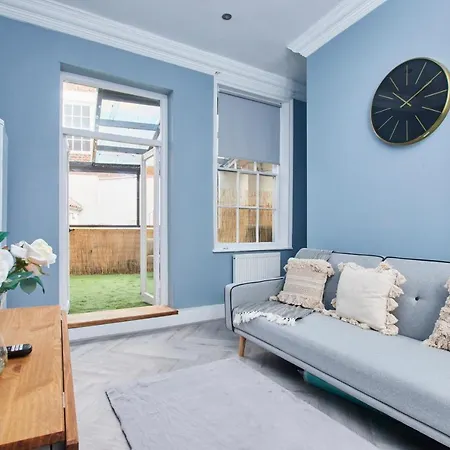 The Exquisite Gems Of Central Whitby - The Only Garden Terrace - 2 Apartments *