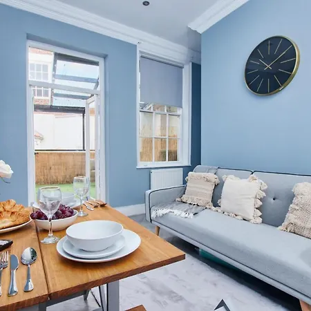 The Exquisite Gems Of Central Whitby - The Only Garden Terrace - 2 Apartments Apartment