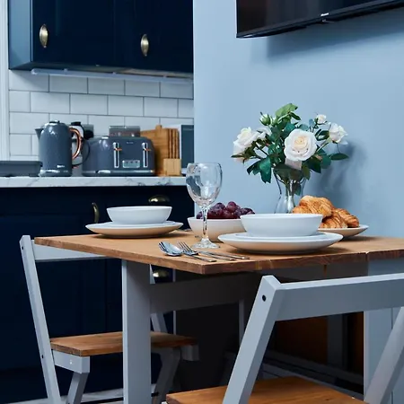 The Exquisite Gems Of Central Whitby - The Only Garden Terrace - 2 Apartments *